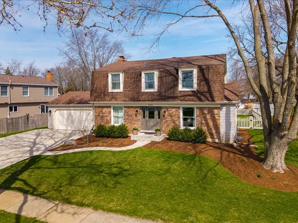208 S Birchwood Dr, Naperville, IL 60540