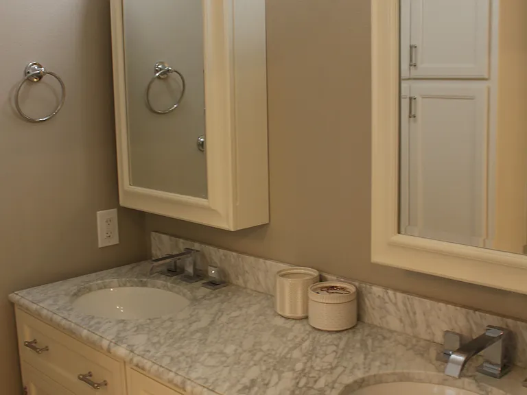 Full Bath w. Dual Vanities