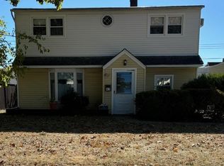 42 Hollyhock Rd, Levittown, NY 11756