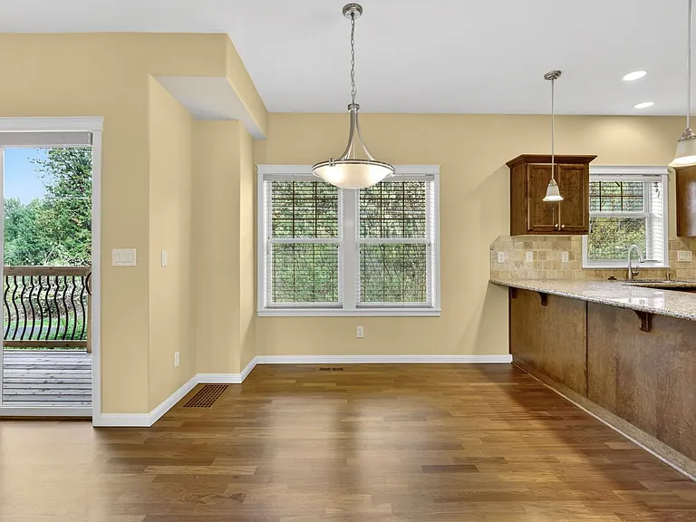 308-394 SW Eastman Pkwy — Photo 5