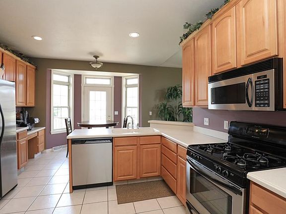 3rd image of 3297 Linden Pl
