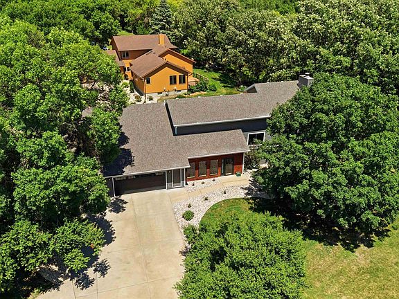 2nd image of 1608 E Rushmore Dr