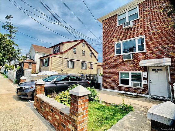 4th image of 832A Hollywood Ave