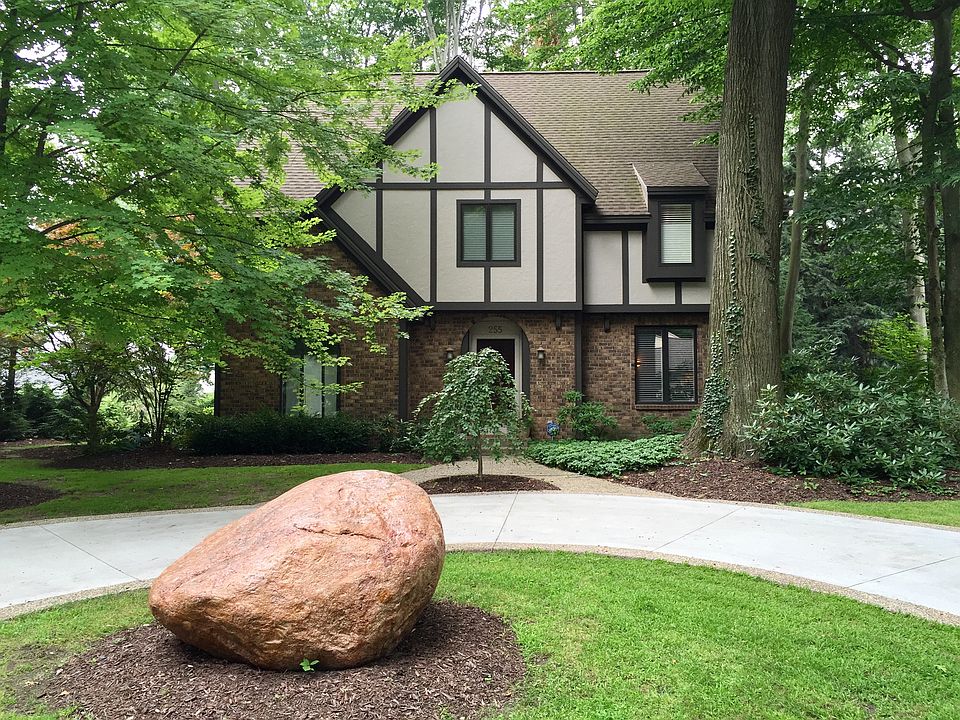 255 Oakwood