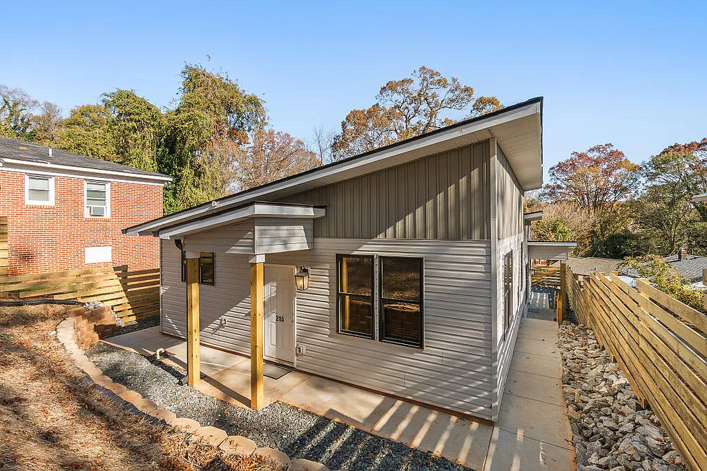 21 Cody St — Photo 1