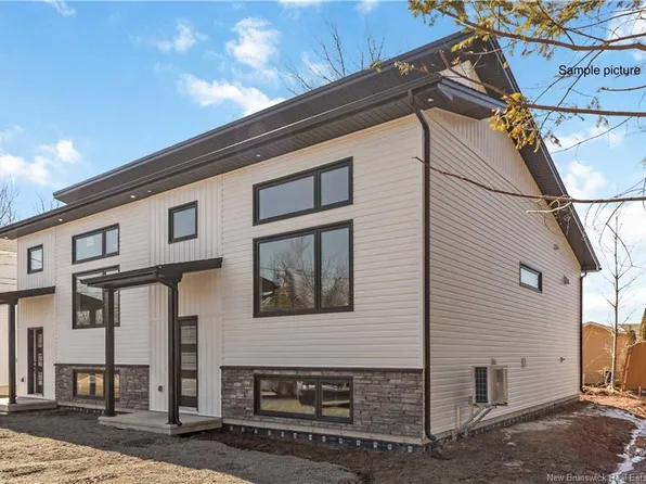 82 Twin Oaks Dr, Moncton, NB E1G 0L8