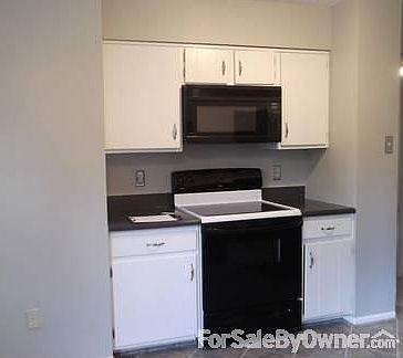 Cooktop range/oven, microwave
						:
						Newer appliances. Lower rt cabinet has faux drawer for added storage height.