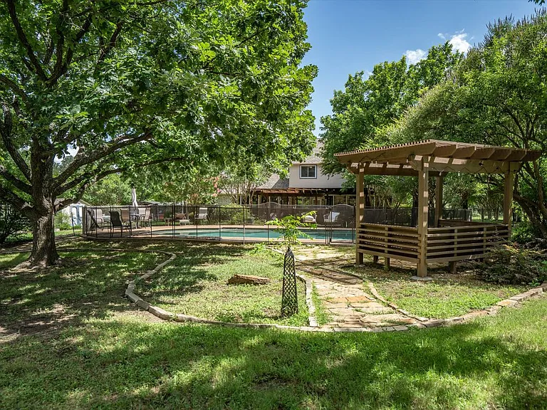3933 Bordeaux Cir — Photo 31
