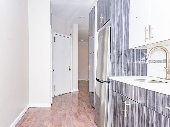 3rd image of 377 Montgomery St APT B17