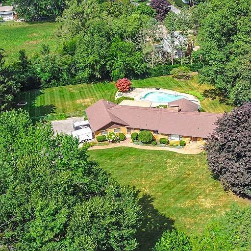 12 Greenacres photo 1