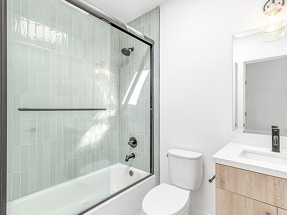 2nd image of 914 7th St #15