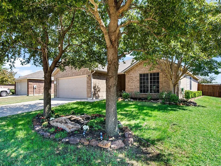 3504 Northpointe Dr — Photo 2