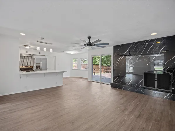 611 Mesa Dr, Euless, TX 76040