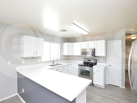 3rd image of 1439 E Kelsi Ave