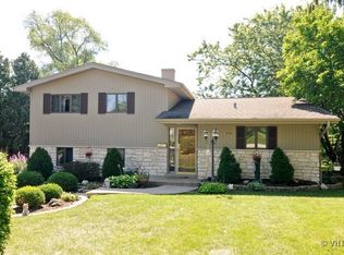 831 Skyline Dr, Barrington, IL 60010