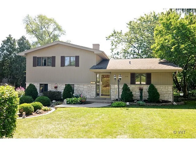 831 Skyline Dr photo 1
