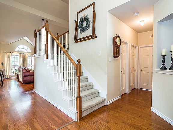 4th image of 700 Wooded Creek Ln