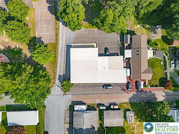 4th image of 830 Fern St