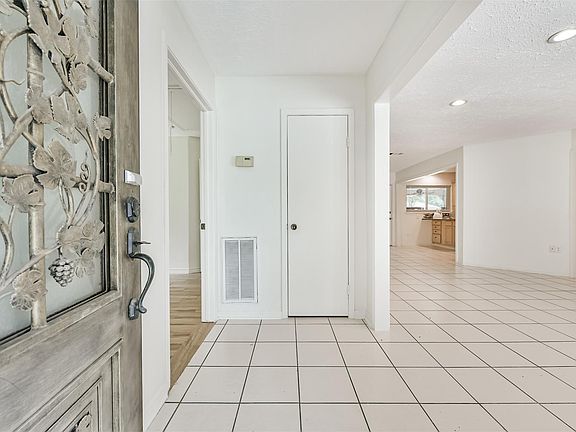 5th image of 807 Stadium Cir