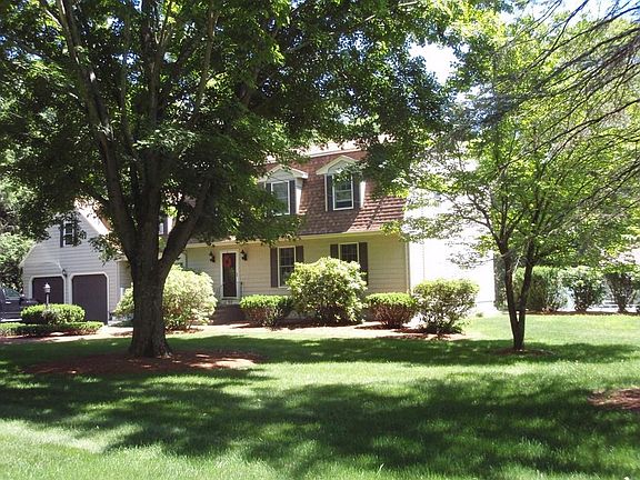 3rd image of 93 Poquanticut Ave