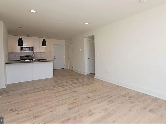 4th image of 2433 Frankford Ave #4