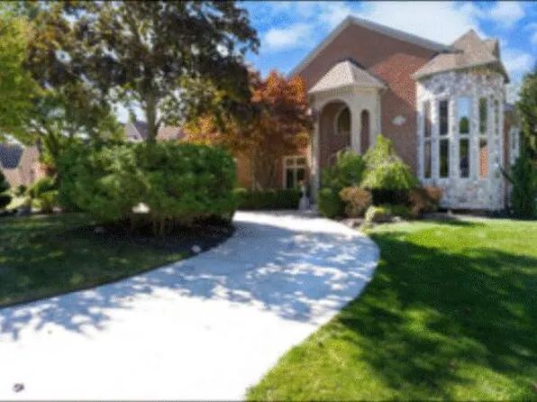 833 Lakewood Dr, Rochester Hills, MI 48309