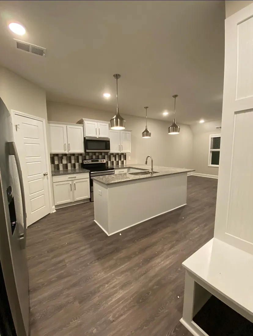1040 Glenkirk Drive - H — Photo 2
