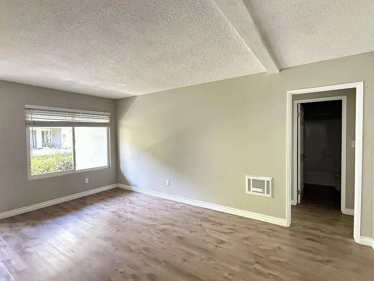 23732 Hillhurst Dr #73 — Photo 8