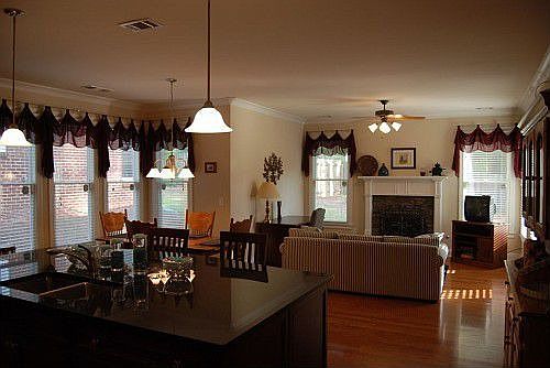 OPEN kitchen, breakfast room 