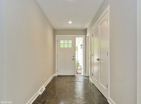 3rd image of 3086 Summit Ave