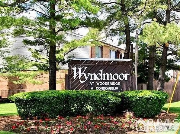 213 Cricket Ln, Woodbridge, NJ 07095