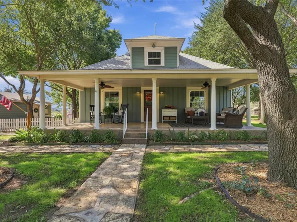2812 Overton Ct, Granbury, TX 76048