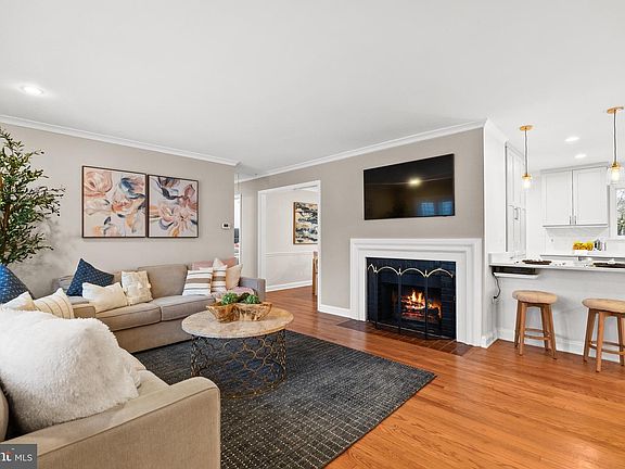 3rd image of 7911 Bainbridge Rd