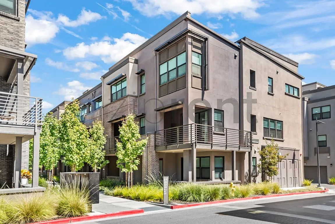 2 bed, 2.5 bath, 1658 sqft, $5,880 — Photo 1