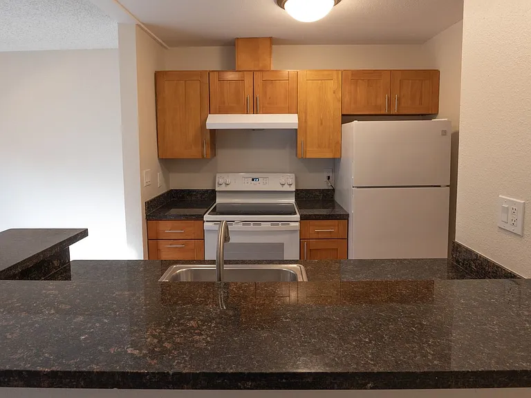 Willow Creek Apartments — Photo 36