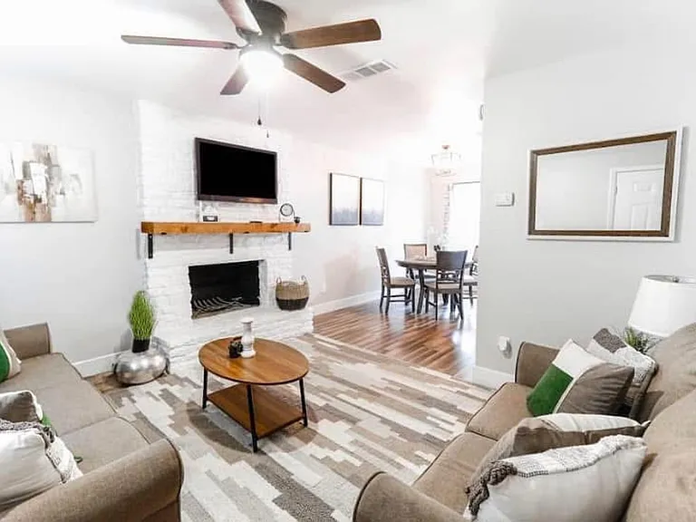 200 Laurel Drive — Photo 2