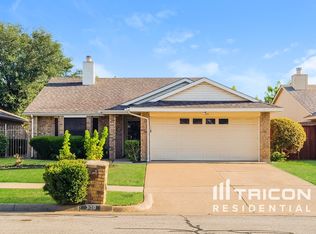 309 Valley Spring Dr, Arlington, TX 76018