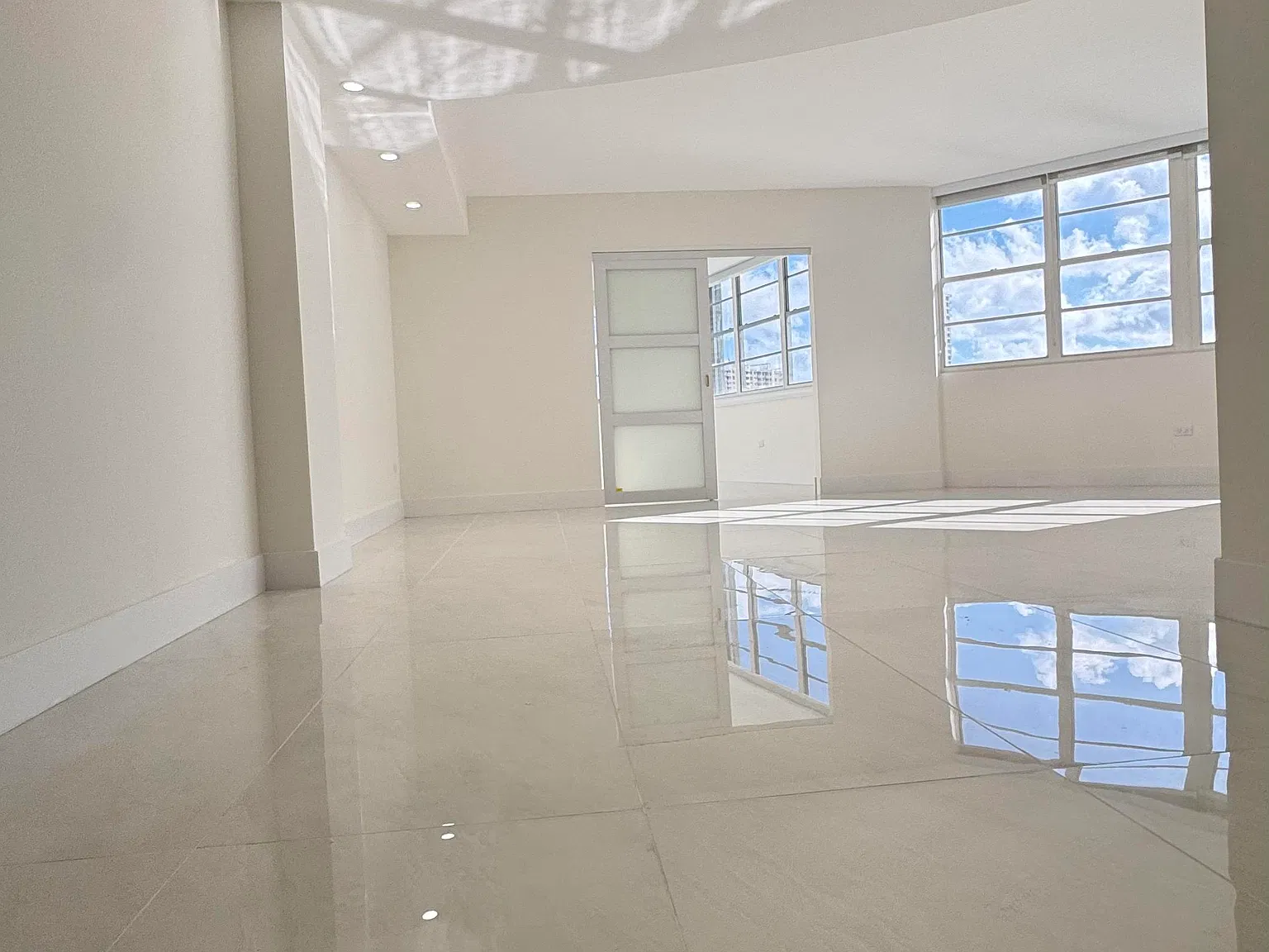 2 bed, 990 sqft, $3,600 — Photo 3