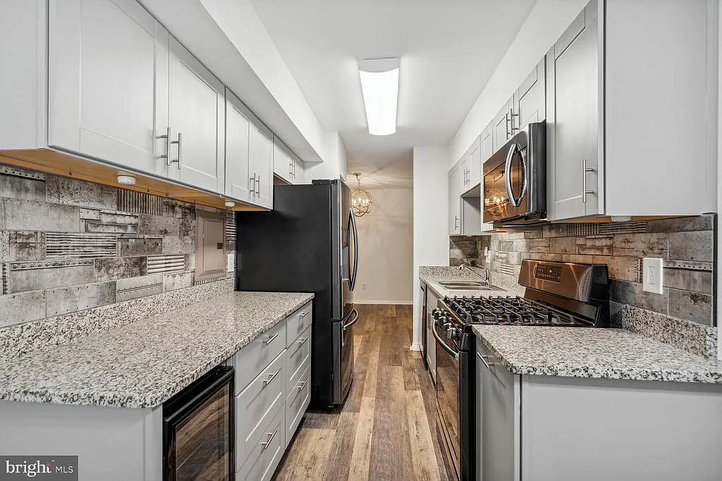 Woodburn Village Condo — Photo 2