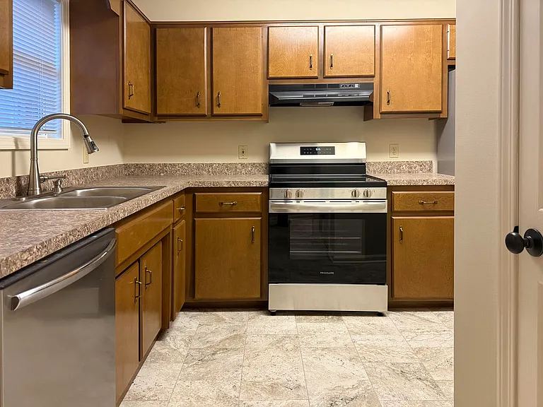 105 Oakmont Ln — Photo 3