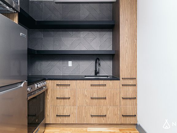 4th image of 376 Bedford Ave #4P