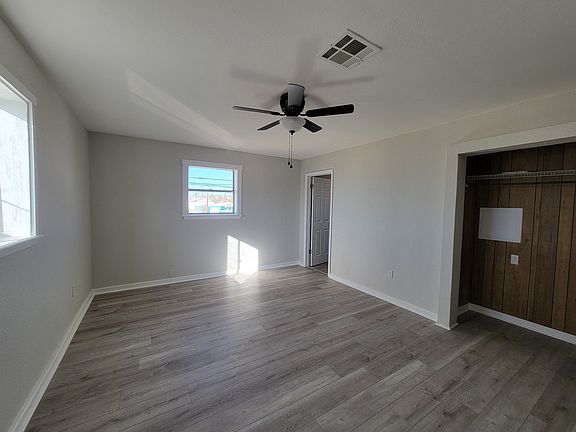 4th image of 402 Ash St