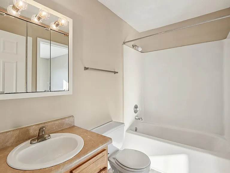 Fox Pointe Apartments — Photo 13