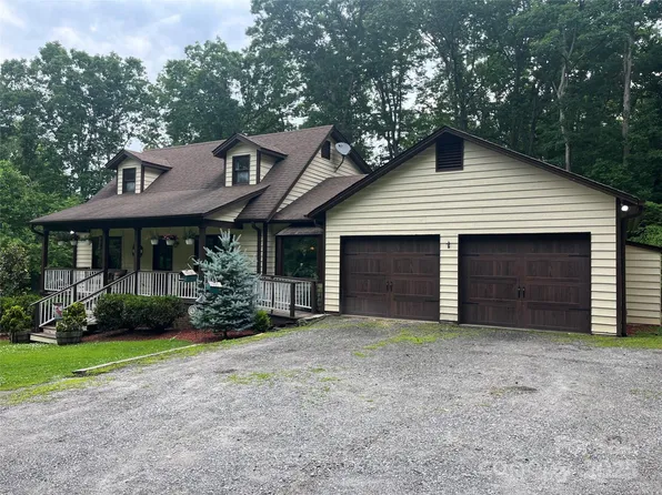 1496 Givens St, Hickory, NC 28602