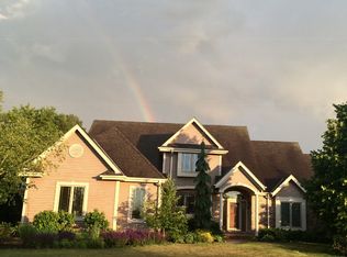 470 E Red Pine Cir, Dousman, WI 53118