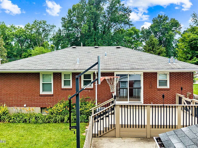 519 Leyton Ave — Photo 2