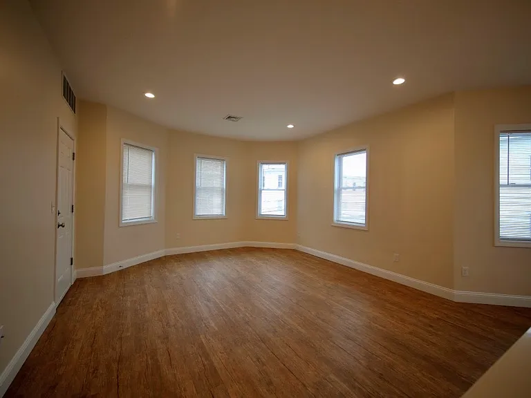 31 Penn St #2 — Photo 2