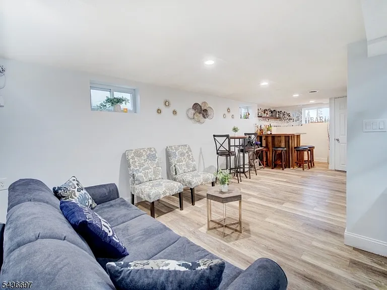 605 Crescent Dr — Photo 16