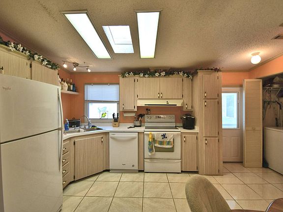 3rd image of 1701 W Commerce Ave #155