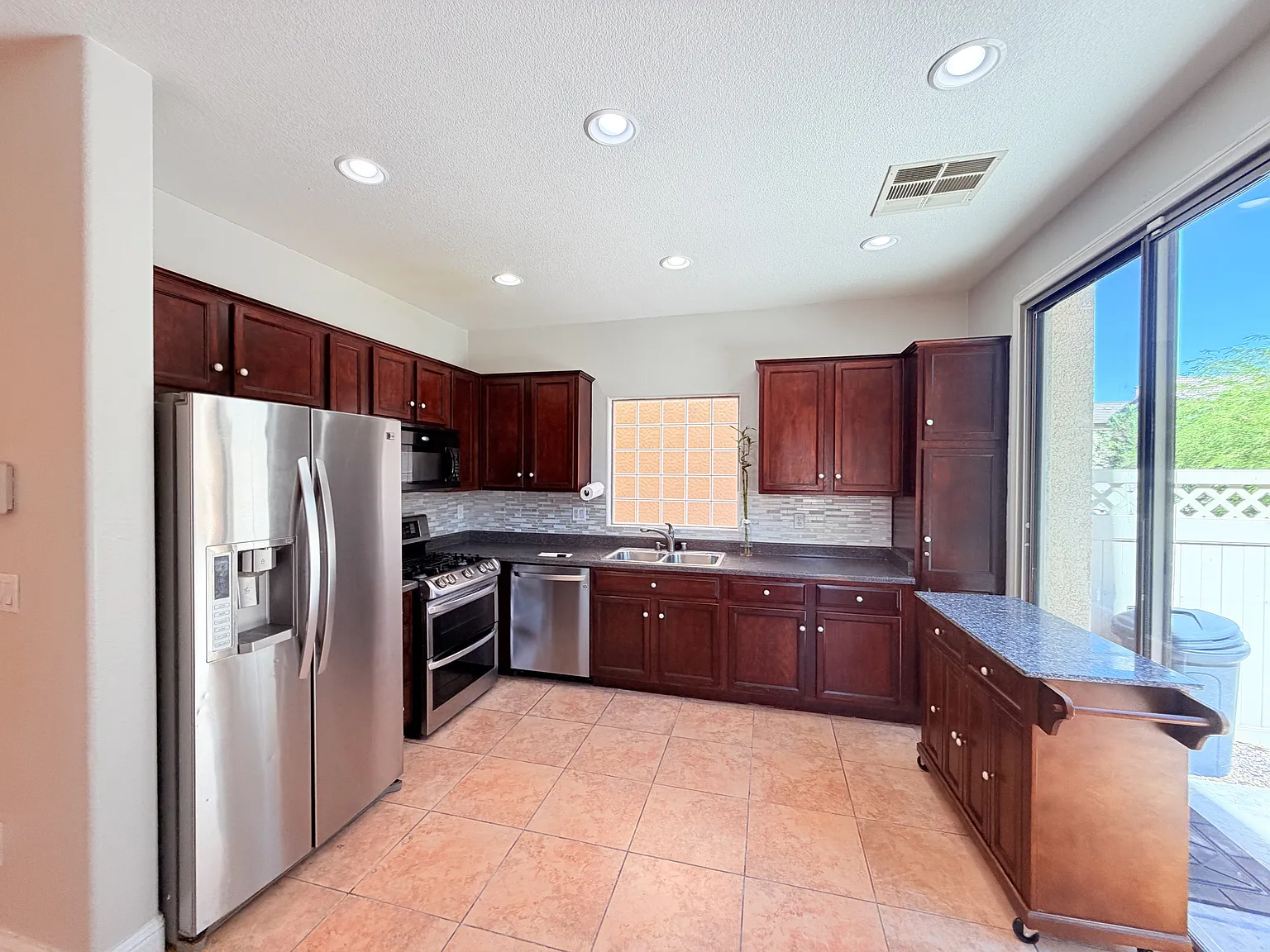 3 bed, 1557 sqft, $2,300 — Photo 4